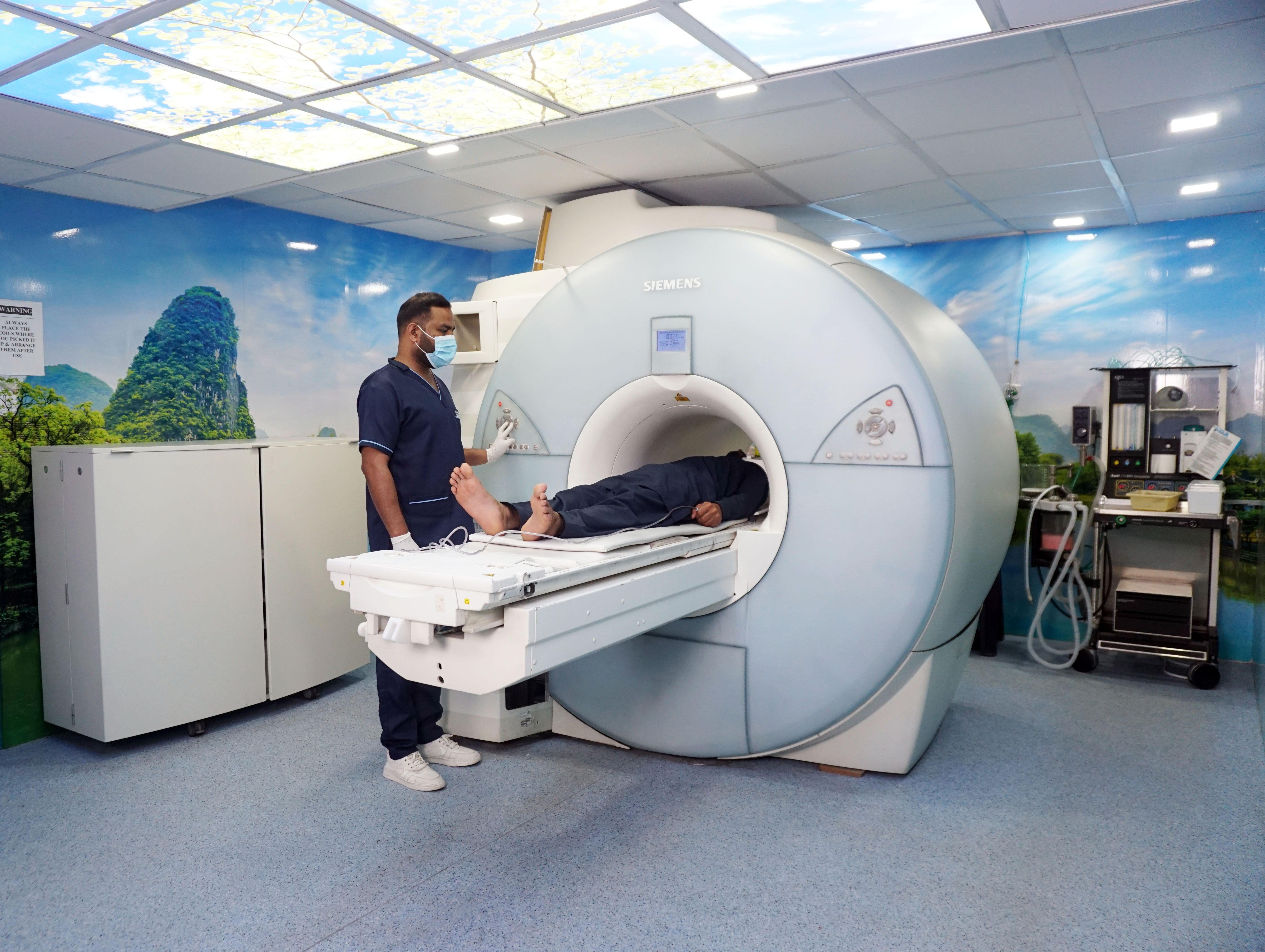Sala de ressonância magnética preparada para um exame de imagem.